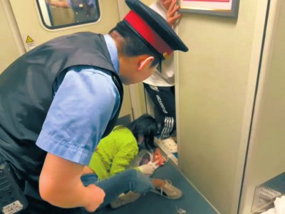 列车上孕妇早产 医学生紧急接生