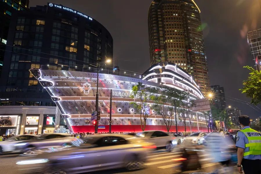 夜晚,路易号仿佛在“车流”中航行。图片来源:新民晚报