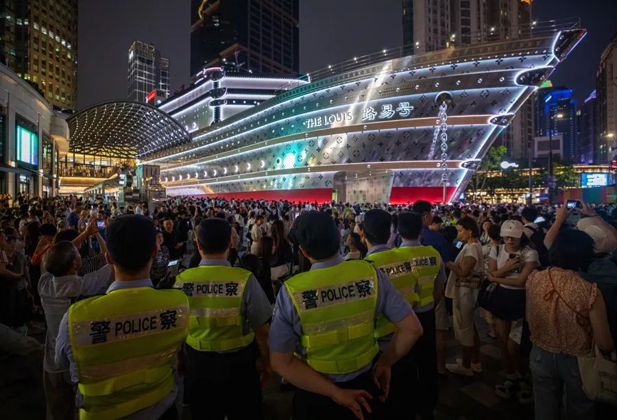 路易号周围,许多警察在维持秩序。图片来源:新民晚报