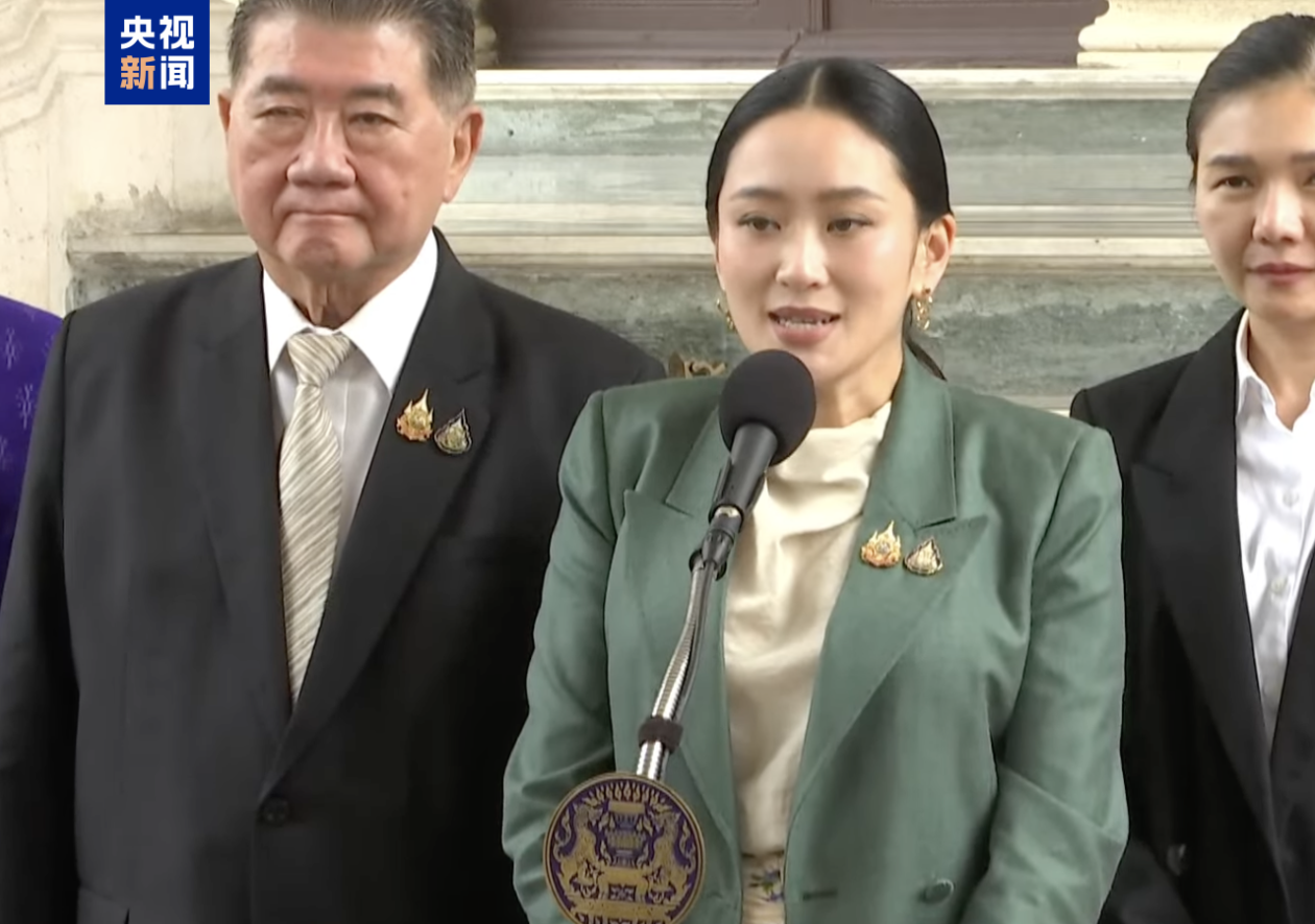△7月1日,佩通坦在总理府表示接受宪法法院裁定