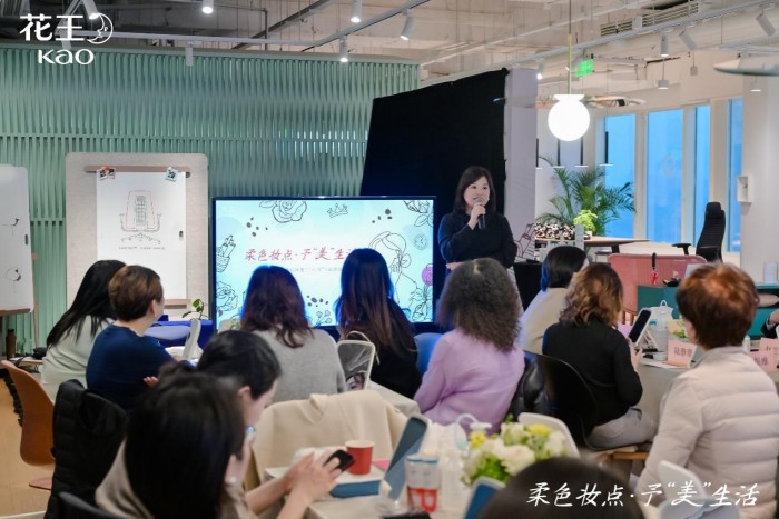 花王(中国)美容讲师为女性讲解护肤知识