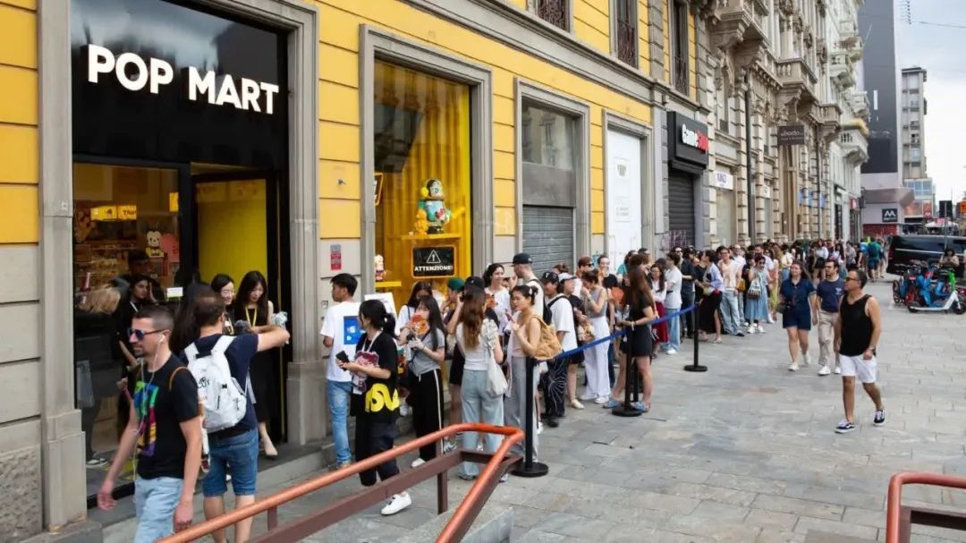 海外粉丝为了Labubu排起长龙(图源:大公文汇网)