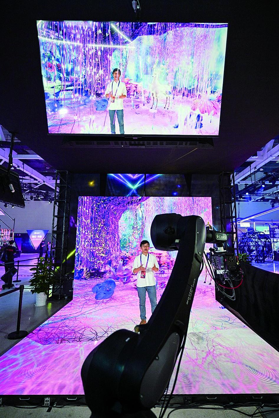 重庆永川国际会展中心，媒体记者在虚拟影棚体验参观。