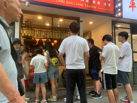 7月2日18时,唐三两位于成都宏济新路的门店门口已经有不少顾客(每经记者 蔡鼎 摄)
