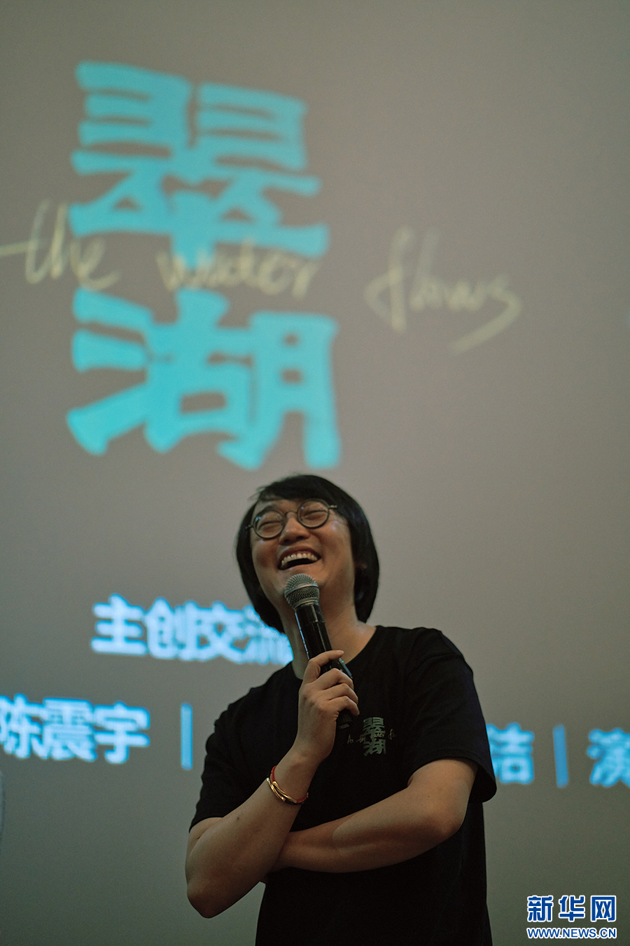 在昆明内部展映交流会现场，卞灼分享创作的故事（摄于7月4日）。新华网发（WildCamera野生照相机供图）