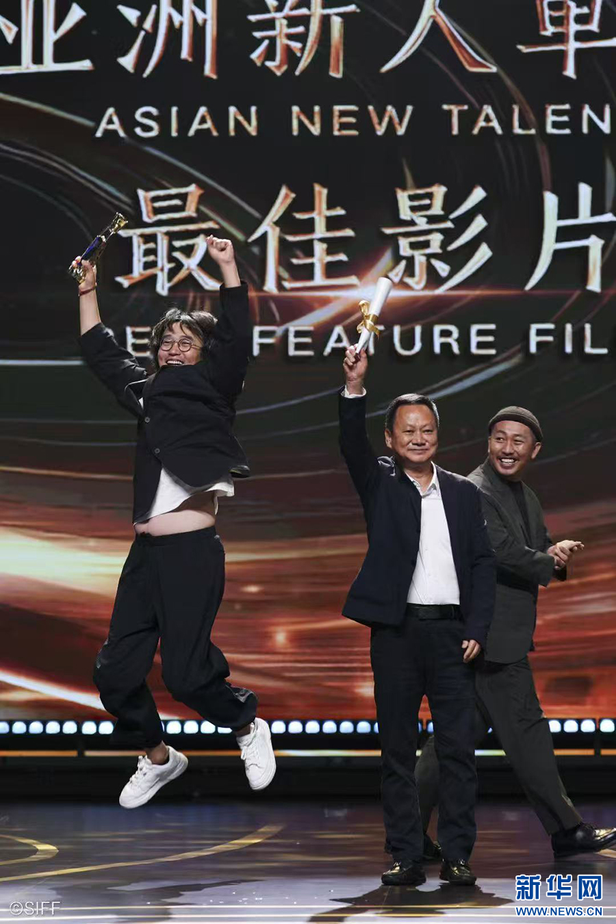 在颁奖现场上，欢呼雀跃的卞灼（左一）（6月21日摄）。新华网发（图片源于卞灼朋友圈）