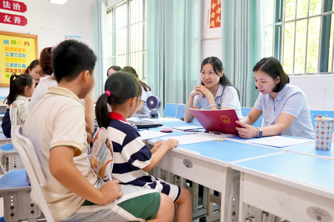 家长和孩子在工作人员的引导下,逐项完成报名审核工作。