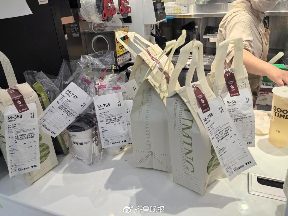 (济南经四万达商场内爆单的饮品店,记者摄)