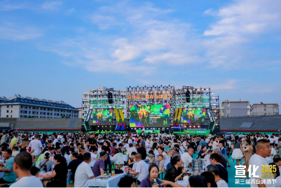 近日，青岛啤酒节在全国各地激情延续，市民们相聚畅谈、把酒言欢。（青岛啤酒 供图）