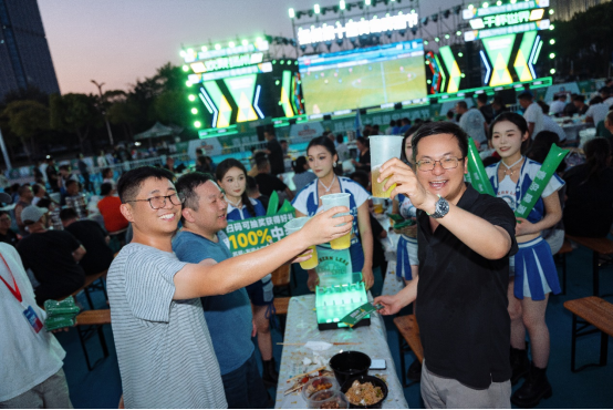 青岛啤酒节遇见“苏超”联赛，多点开花的“啤酒+观球”仪式感，让比赛“第二现场”热闹非凡。（青岛啤酒 供图）