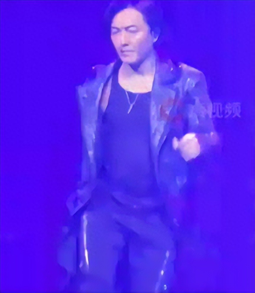 58岁郑伊健演唱会被指体型浮肿、舞蹈绵软无力，网友：我的青春，发福了