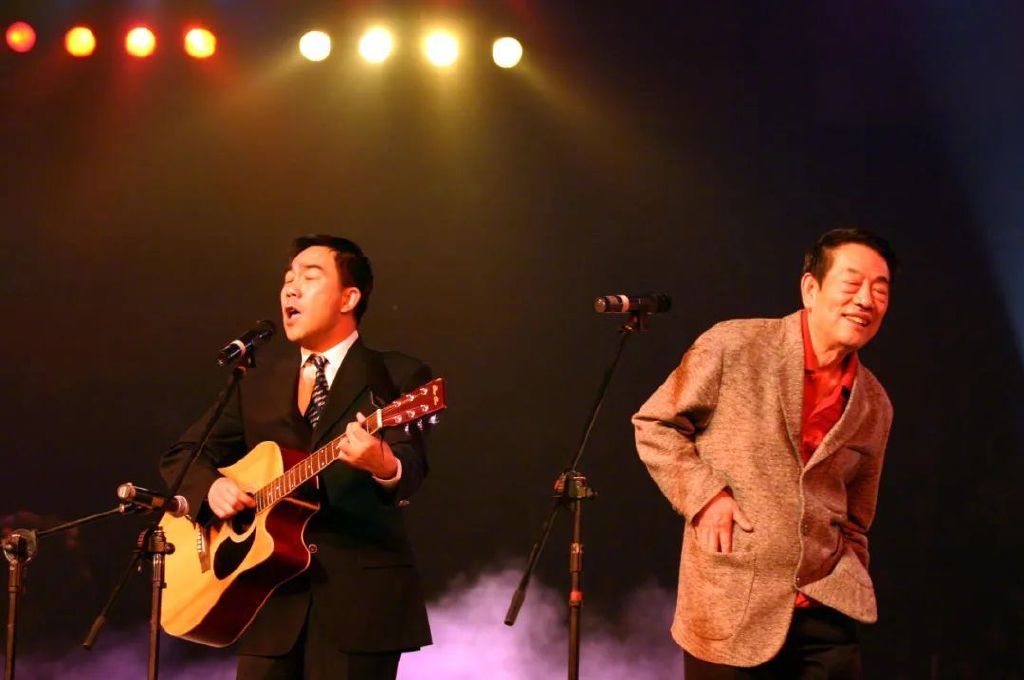 杨少华（右）和儿子杨议同台演出 图/中新社 苏振强摄