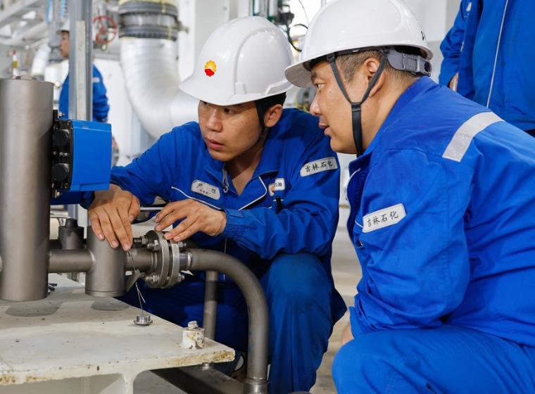 吉林石化公司丙烯腈系列装置首套大型机组完成联动试车