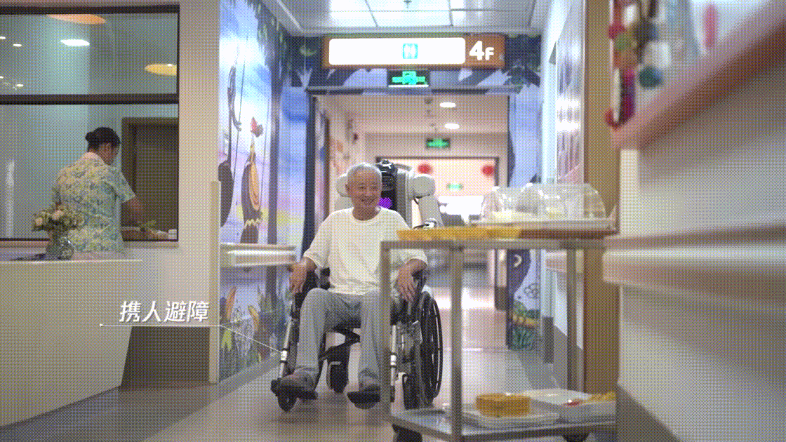 小五机器人推轮椅过程中携人避障。图片来源:腾讯