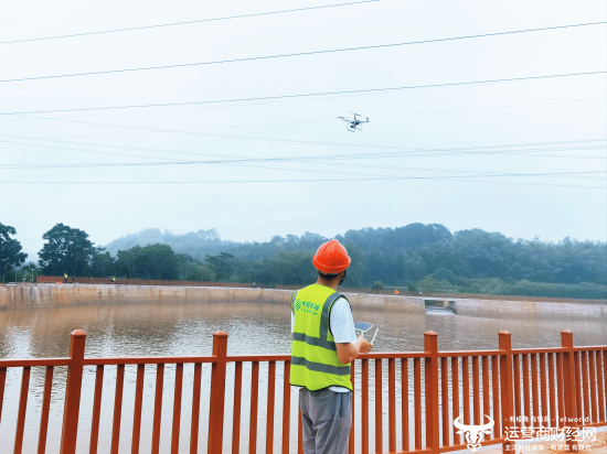 (湖北移动运用无人机对防汛重点区域进行巡查)