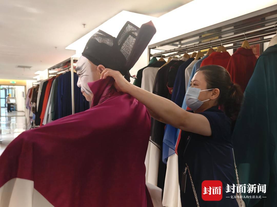 服裝師張靜在後台為演員李祖鬆整理服裝