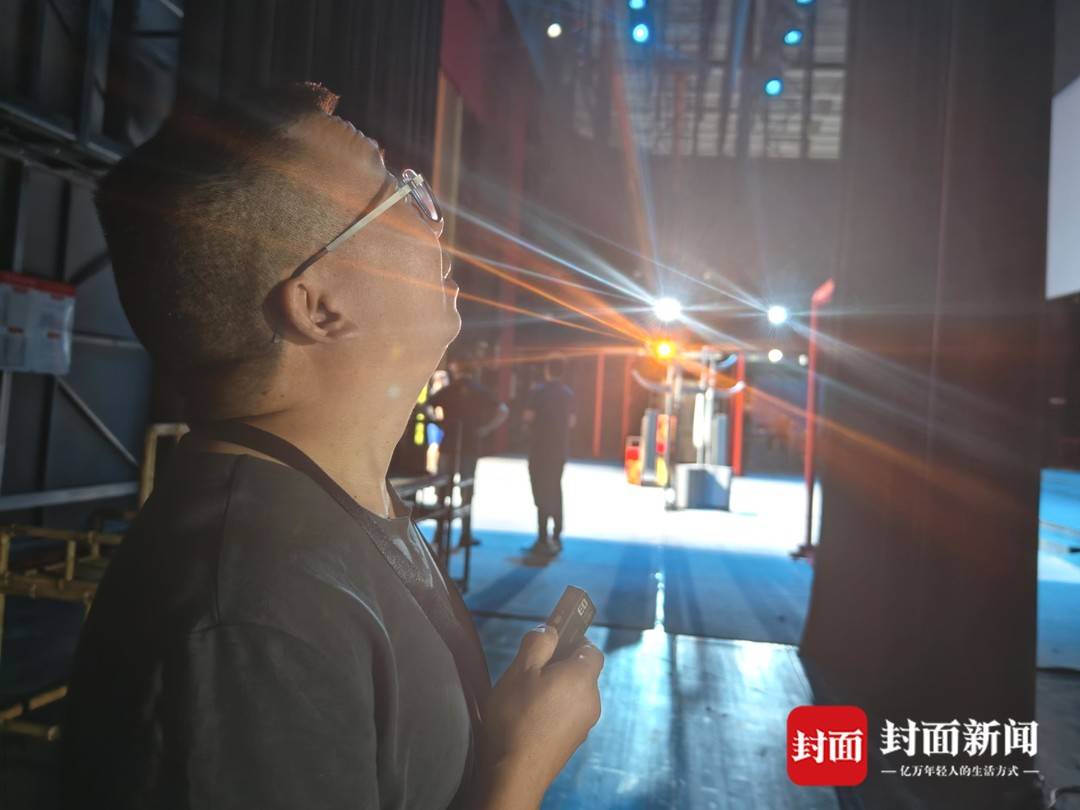舞美團團長任高龍檢查設備