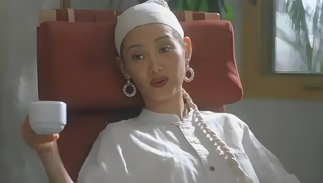 徐帆在电影《甲方乙方》中出演唐丽君