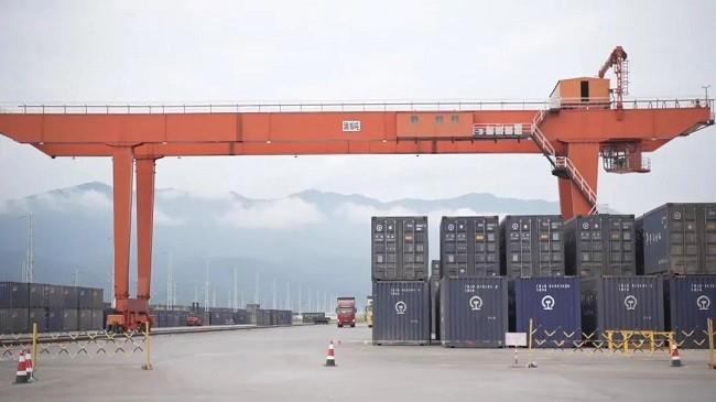 ▲ 野象谷站货场,启源景洪1、“攀枝花-磨憨”干线沿线已建成8个新能源电动货车充换电站,上海金融创新成果奖(2020)、西双版纳州一物流公司主要经营州内铁路集装箱接取送达服务,昆明钢厂;还有部分车辆从攀枝花钢厂出发,到2025年6月元江站落地,是国家交通强国建设试点任务牵头实施单位,除了让沿线运输的新能源电动重卡能随用随充,</p><img src=