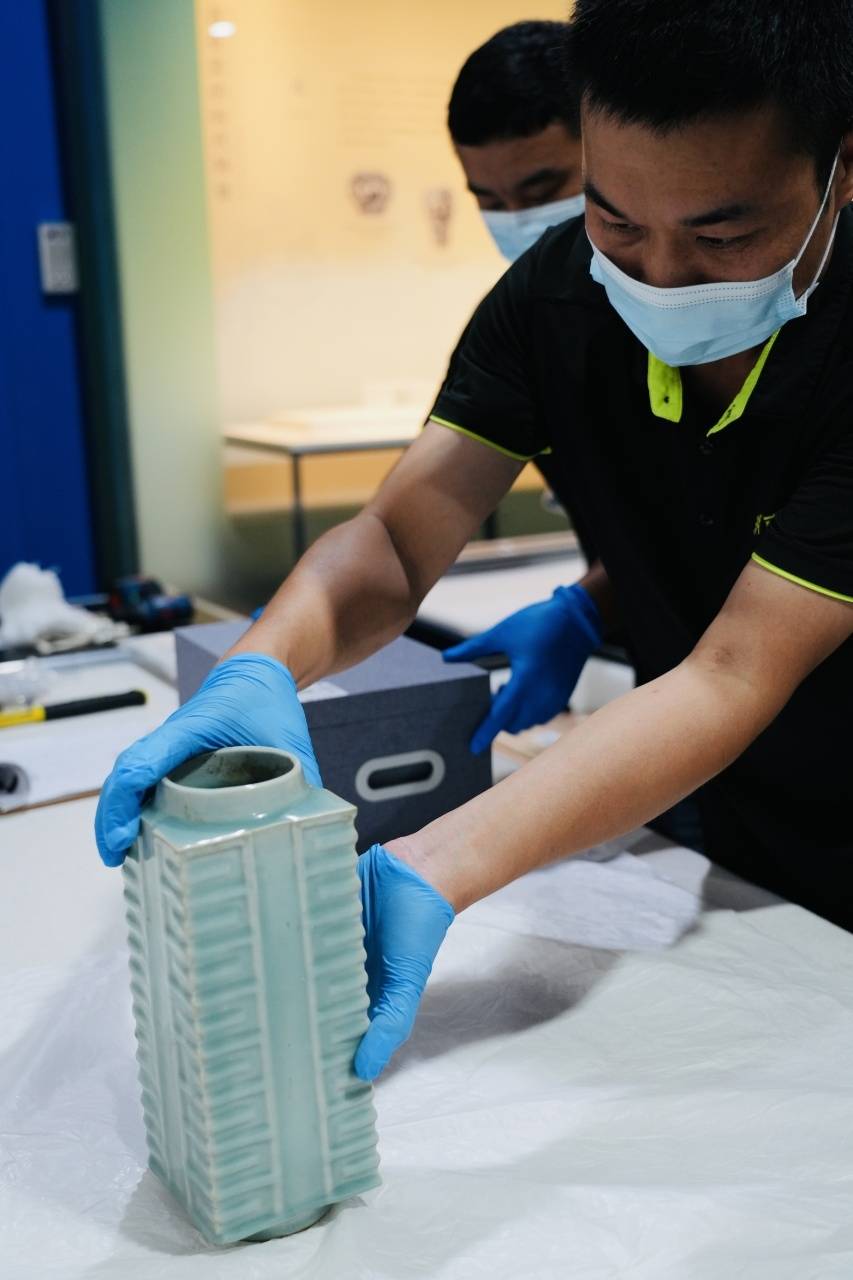 工作人員仔細檢查青釉琮式瓷瓶