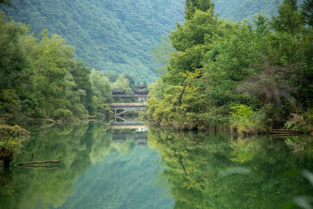 湖北省恩施州鶴峰縣燕子鎮董家村一景。(黃宇 攝)