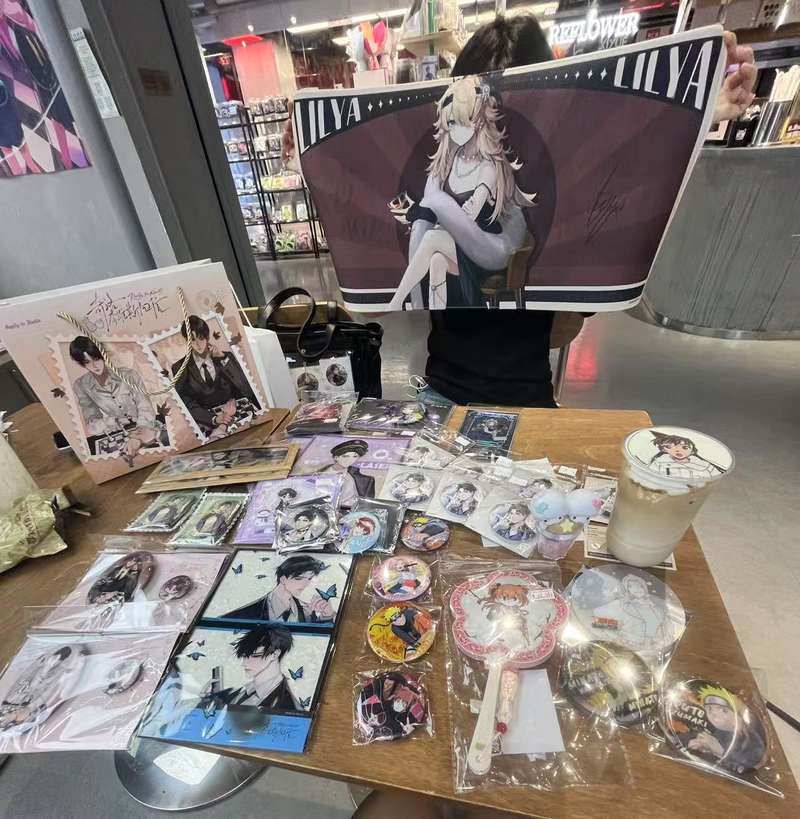 高中生小媛和朋友逛完“谷子”店后,展示“战利品”。受访者供图
