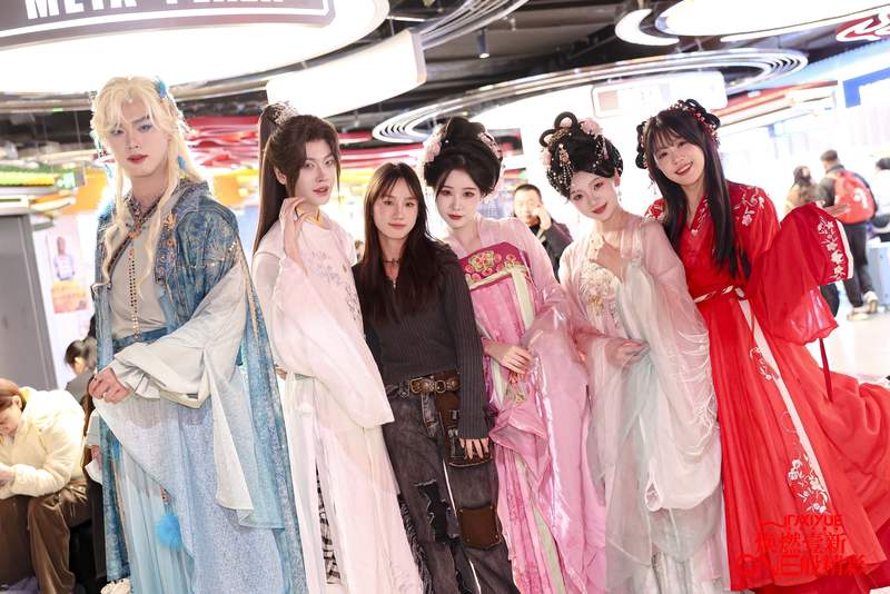 今年清明节和“五一”小长假,王府井喜悦组织了coser巡游活动。受访者供图