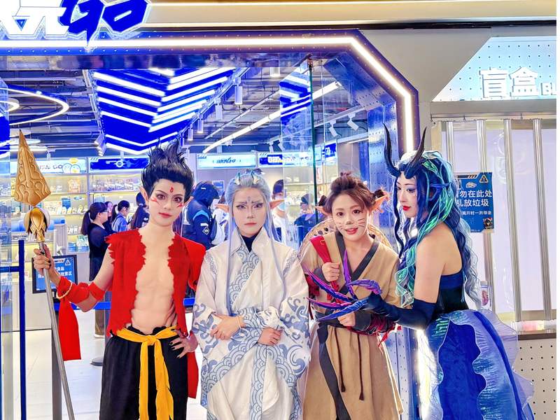 今年清明节和“五一”小长假,王府井喜悦组织了coser巡游活动。受访者供图