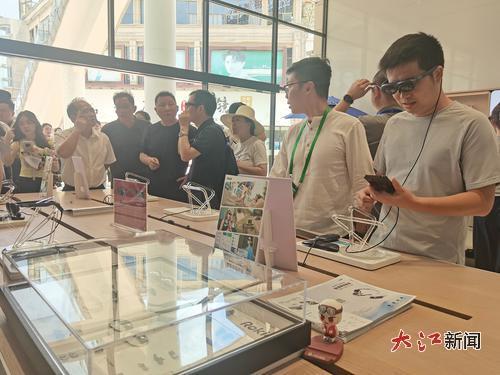 採訪團記者體驗智能眼鏡。歐陽興攝