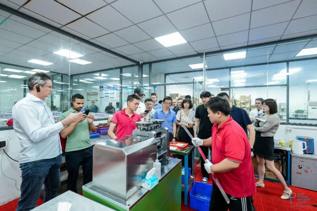 国际贵金属产业高管代表团在工厂参观铂金条加工过程