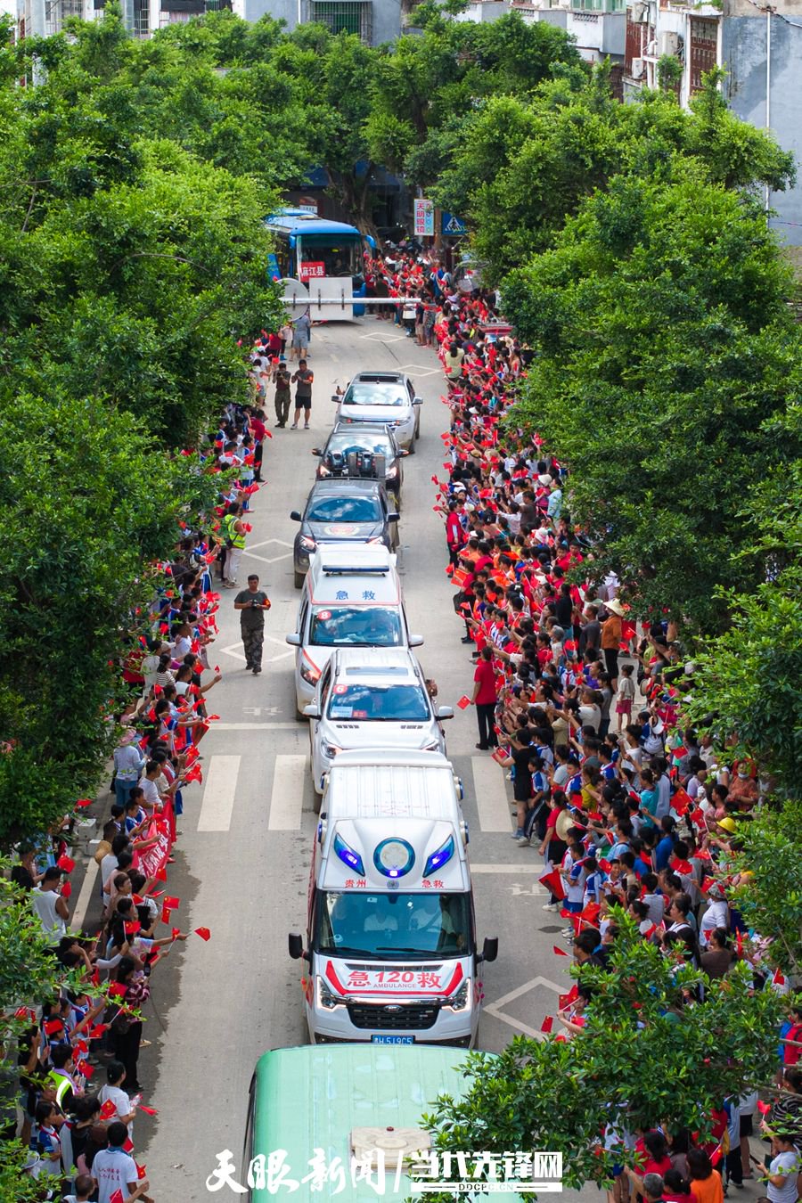 7月3日,各地驰援贵州榕江的抗洪抢险救援队伍开始有序撤离。图/贵州日报天眼新闻记者 杨晓波