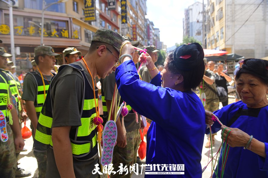 7月3日,榕江县群众送别救援人员。图/贵州日报天眼新闻记者 杨涛