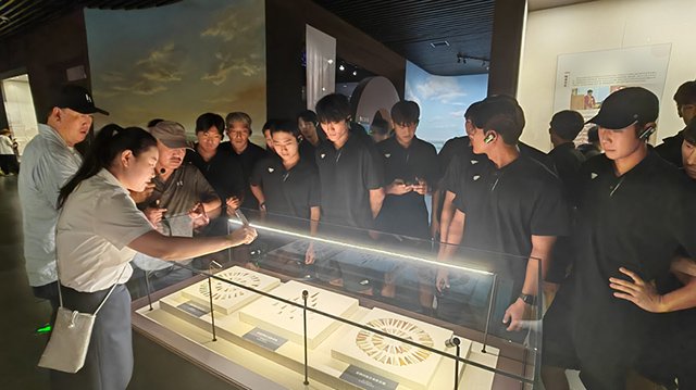 南韓城南曲棍球隊員們走進呼倫巴爾歷史博物館。鄭明攝