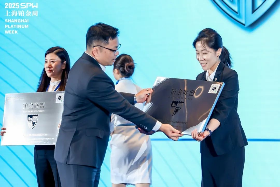 世界铂金投资协会亚太区总经理邓伟斌为入驻铂金联盟的品牌代表授牌。SPW图片