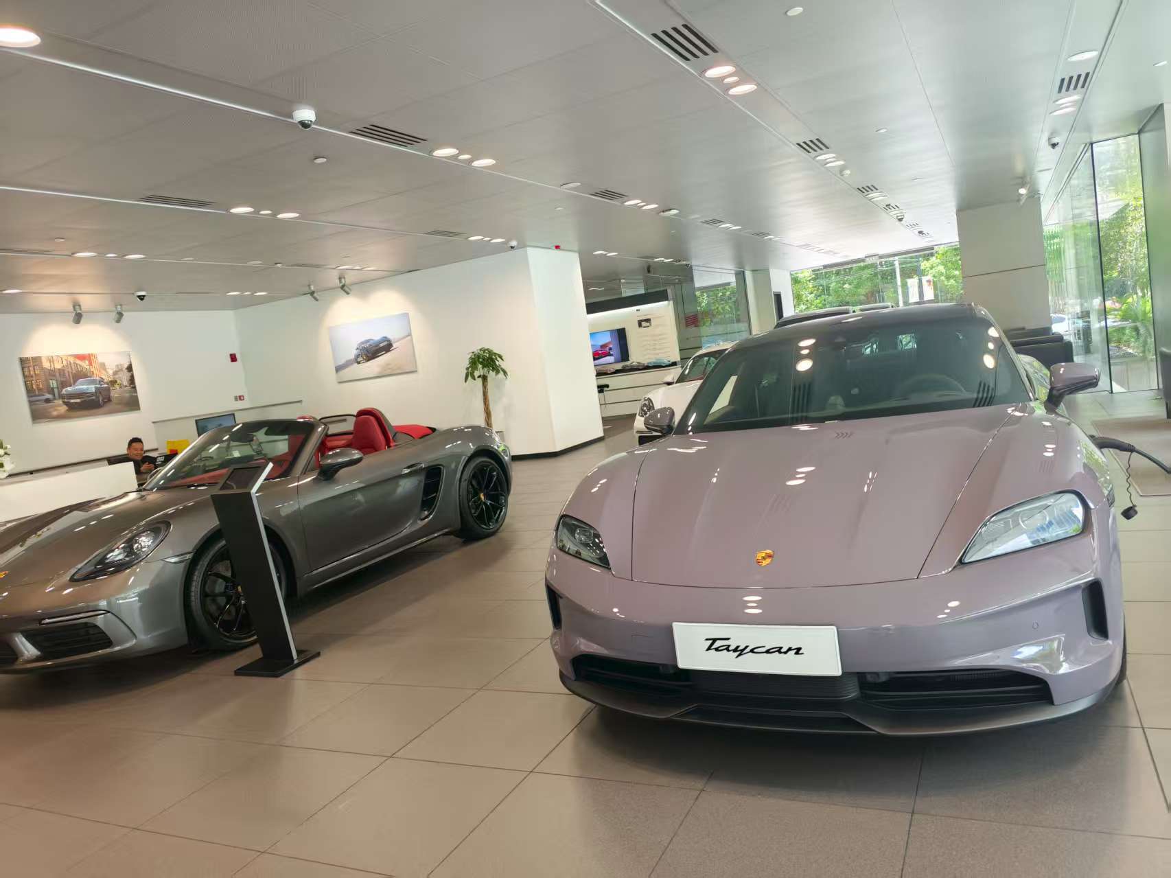 一夜涨价十几万！超豪华车征税标准调整，有车企推出“兜底”政策，行业专家认为“影响可控”