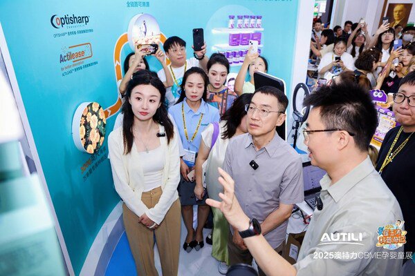 澳特力CEO与崔玉涛、诺香麻麻一起逛展