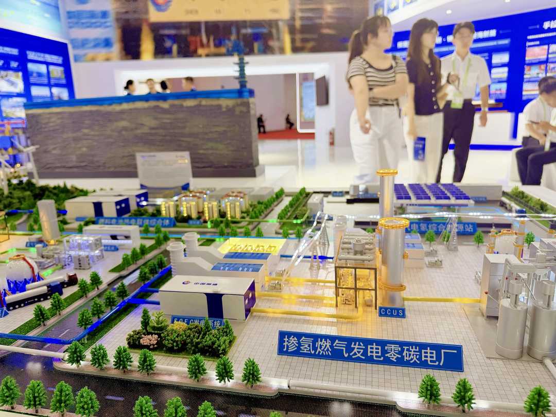 图为第三届链博会中国海油展台展示的氢能全产业链集成模型。经济日报记者 王墨晗摄
