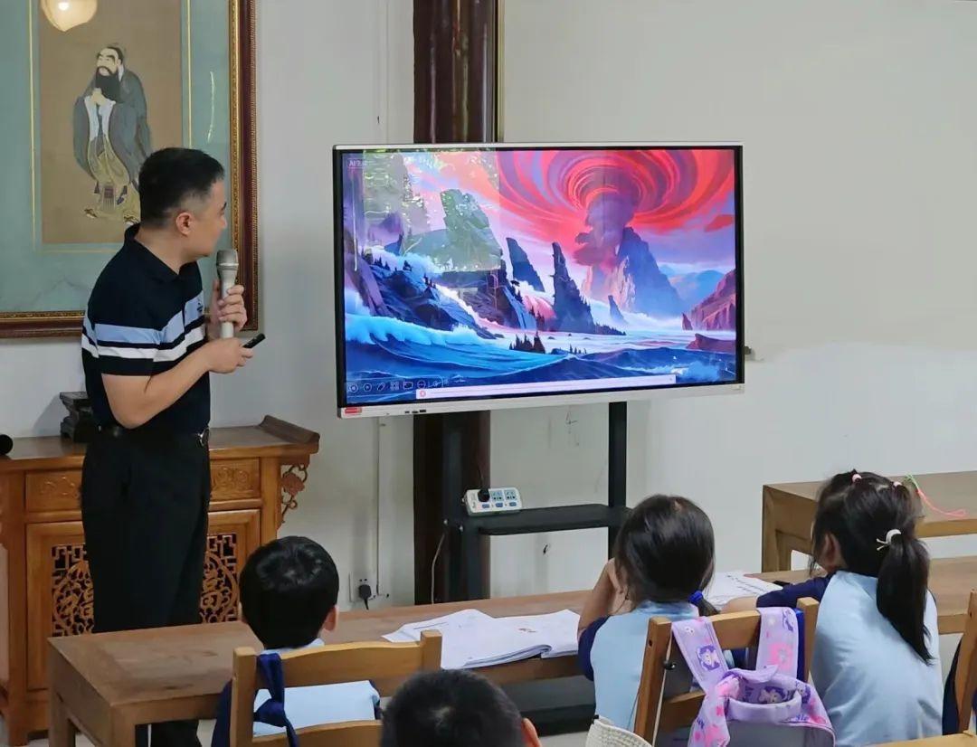 杨春宇博士向学生展示AI作品