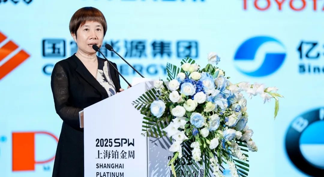 国际氢能燃料电池协会秘书长王菊在2025上海铂金周发表洞察中国氢能发展之路的演讲。SPW图片