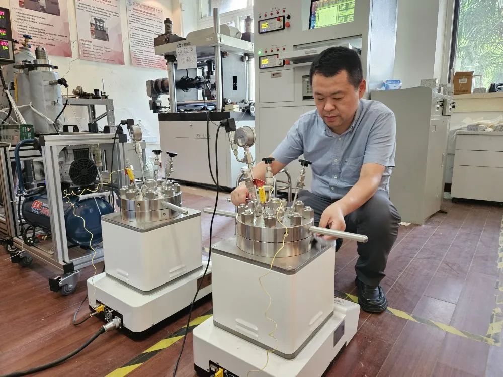 同济大学土木工程学院特聘教授张丰收正在实验室检查反应釜。 新华社记者 王默玲 摄