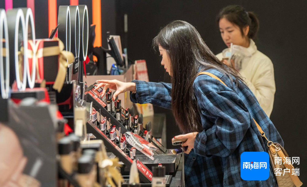 游客在cdf海口日月广场免税店购物 图片来源:南海网、南国都市报(刘孙谋 摄)