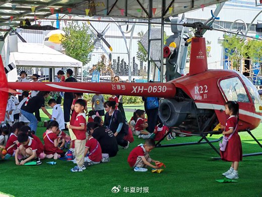 来翔辉机电航空体验基地参观的学生