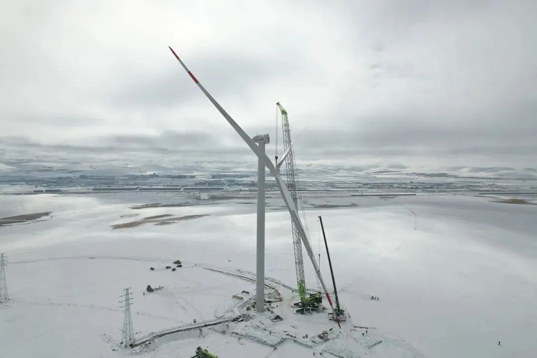 ▲中联重科起重机在雪天助建世界超高海拔地区规模最大的风电项目——西藏那曲欧玛亭嘎风电场