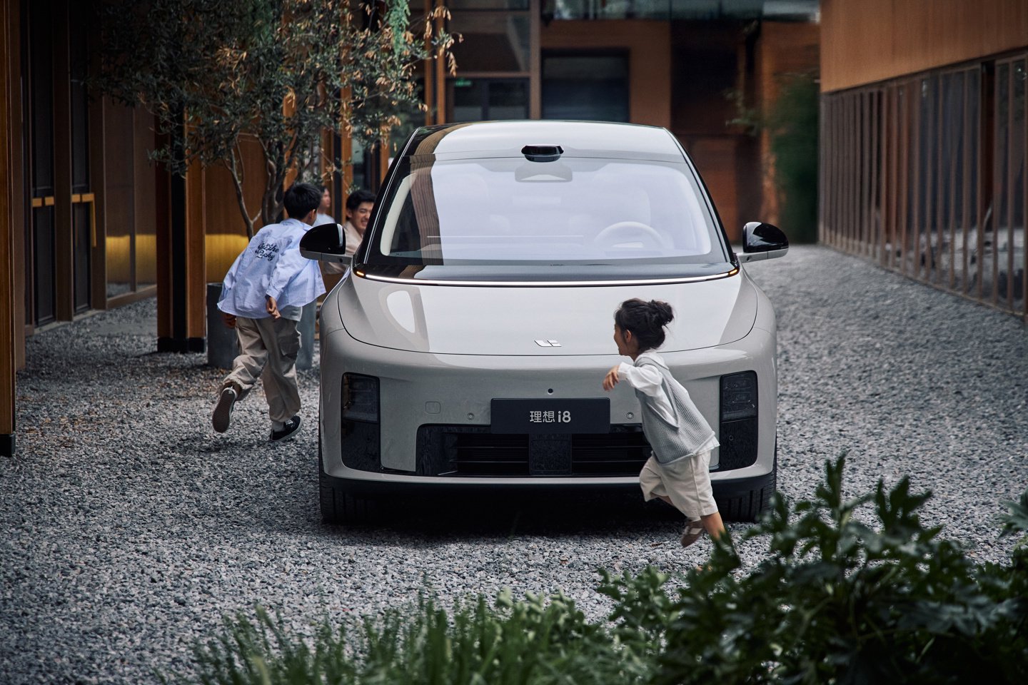 理想 i8 车型将于 7 月 29 日发布会后开启动态试驾,目前已可静态体验展车