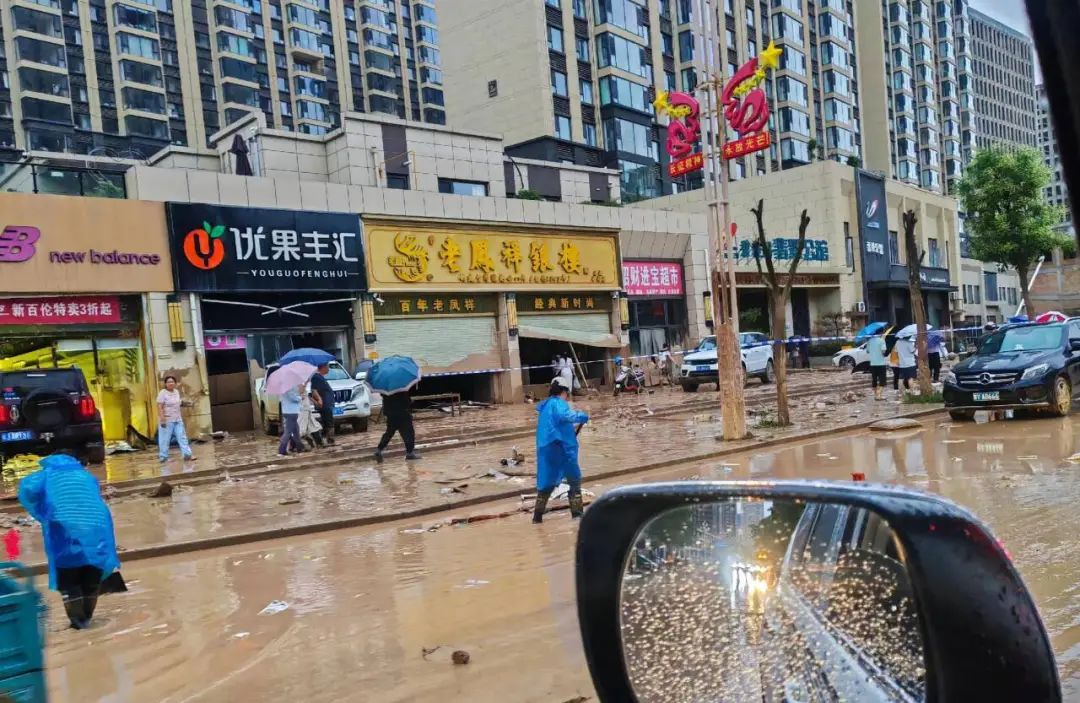 店门口拉的警戒线(受访者供图)
