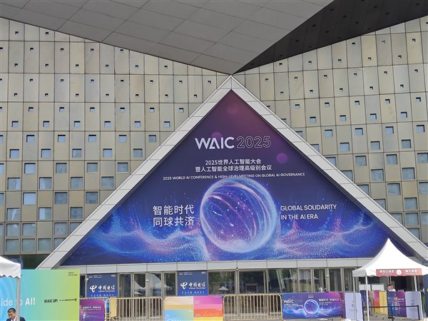 AI教父辛顿最新警告:人类用AI就像养老虎 要么训好它 要么摆脱它