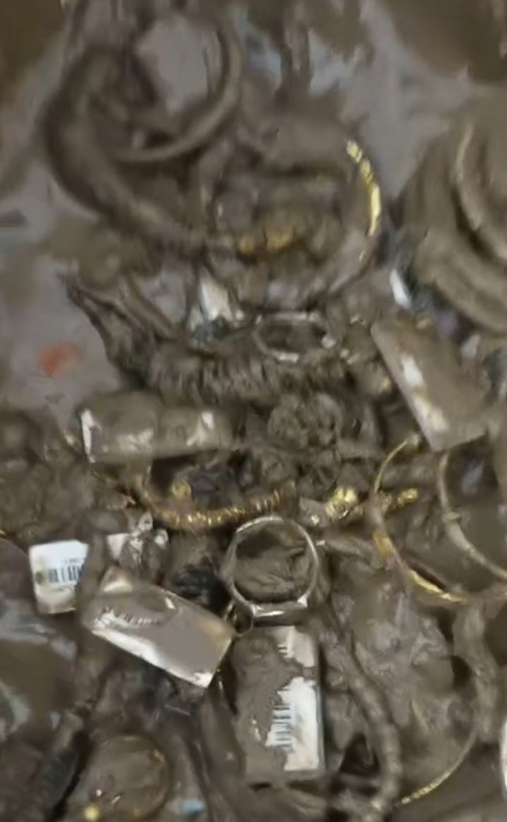 店员捡回来的少数首饰(受访者供图)
