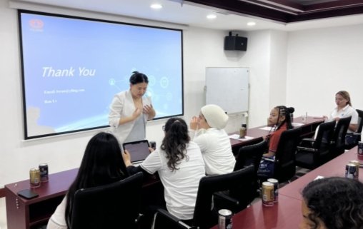 体验团在以岭药业国际贸易中心参加中医络病理论及其临床应用的科普讲座。