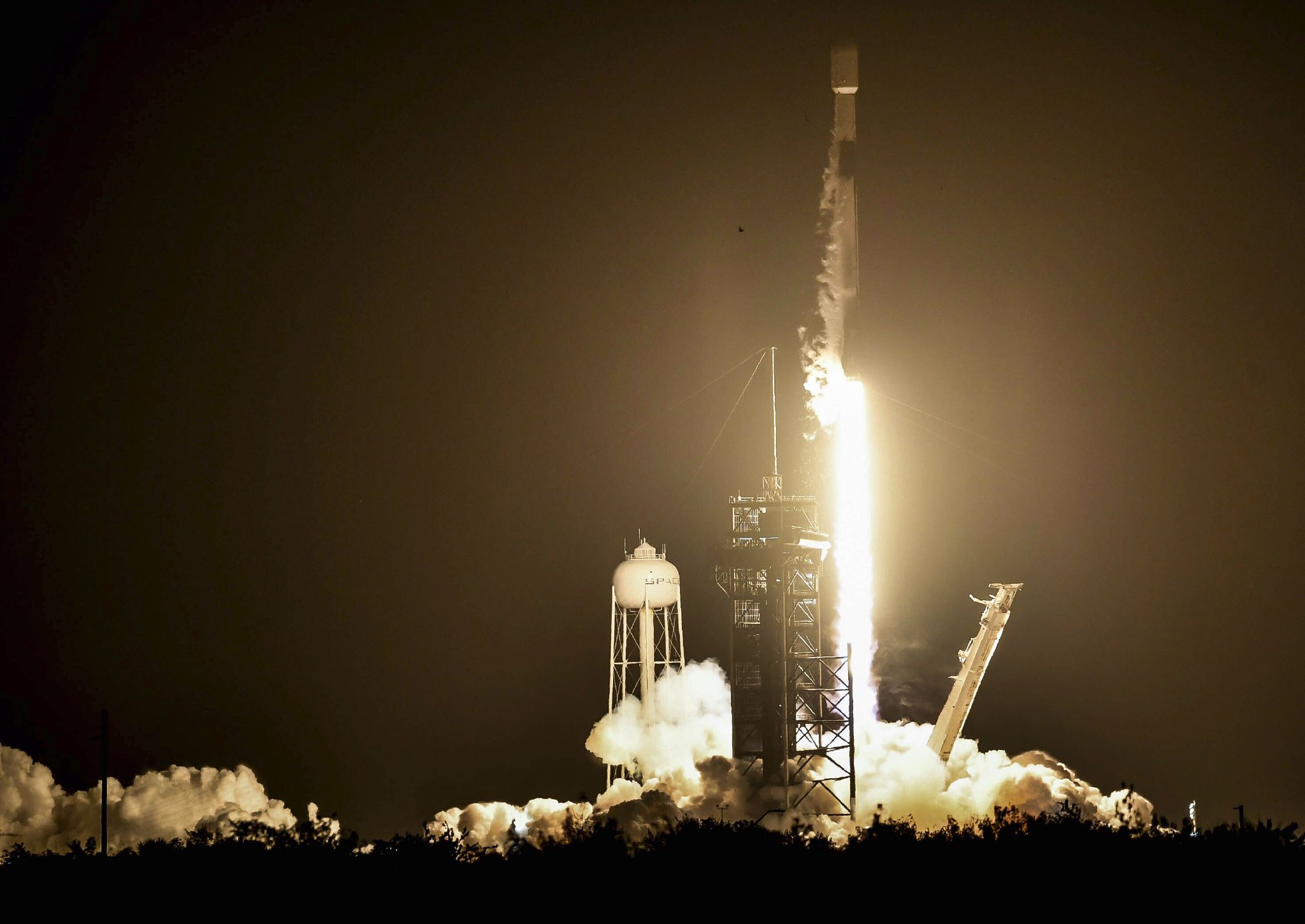 美國太空探索技術公司用「獵鷹9」運載火箭將23顆「星鏈」衛星送入太空(美聯社資料圖片)