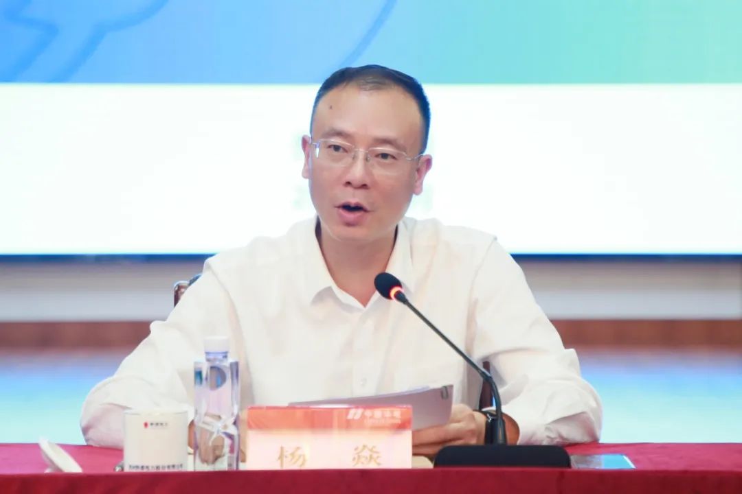 图为杨焱总结讲话,安排部署重点工作。